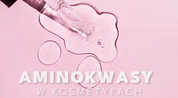 Kropla serum z pipety na różowym tle. Napis "AMINOKWASY W KOSMETYKACH" podkreśla ich znaczenie w pielęgnacji.