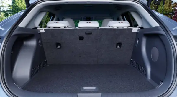 Maletero abierto del Hyundai Kona eléctrico. Las medidas son ideales para equipaje de fin de semana.