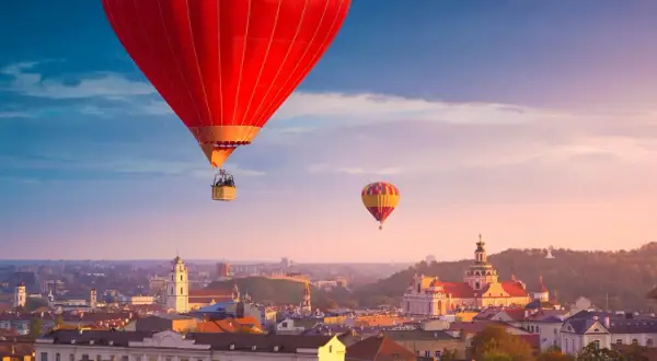 Widok na Wilno z lotu ptaka, dwa balony unoszą się nad miastem. Niezapomniane atrakcje dla dzieci!