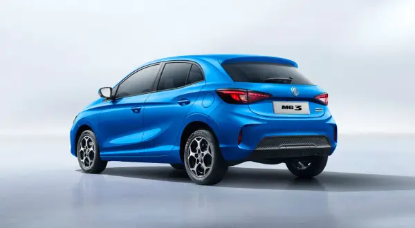 Niebieski MG3 Hybrid z tyłu, z widocznym napisem MG3 Hybrid na klapie bagażnika.