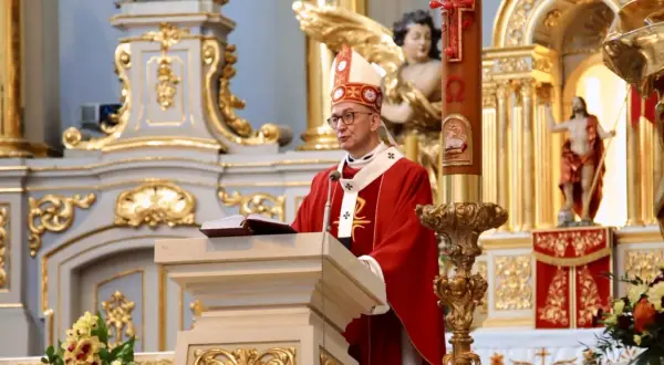 16 kwietnia. Biskup w czerwonej szacie przemawia przy pulpicie w bogato zdobionej świątyni.