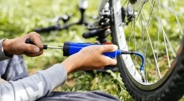 Jak napompować oponę bezdętkową w rowerze bez problemów i błędów