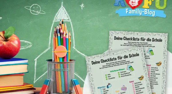 Eine Rakete aus Buntstiften und ein Apfel auf Büchern vor einer Tafel mit einer Raketenzeichnung. Eine "Klassenlehrer Checkliste" für den Schulranzen liegt daneben.
