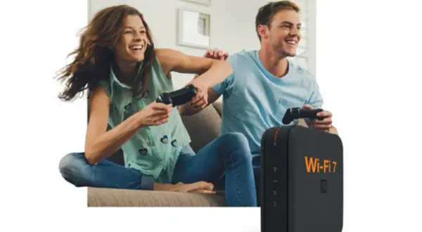 Para grająca w gry wideo, z radością korzystająca z możliwości, jakie daje funbox 7.
