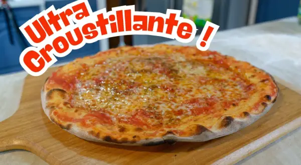 Une pizza ultra croustillante, parfaite pour une recette pâte à pizza fine. Son bord doré et sa garniture généreuse invitent à la dégustation.
