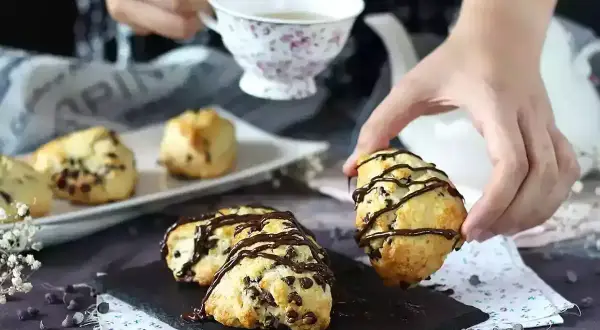 Chokladchips scones, perfekta till fikat. Ett enkelt scones recept för hembakade godsaker.