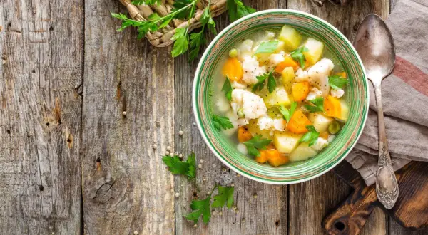 Schonende Gemüsesuppe mit Karotten, Kartoffeln und Blumenkohl, ideal als **Reis bei Durchfall**-Alternative. Frisch garniert mit Petersilie.
