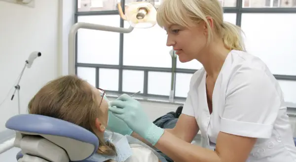 Dentysta NFZ 2026: Twój przewodnik po darmowym leczeniu zębów
