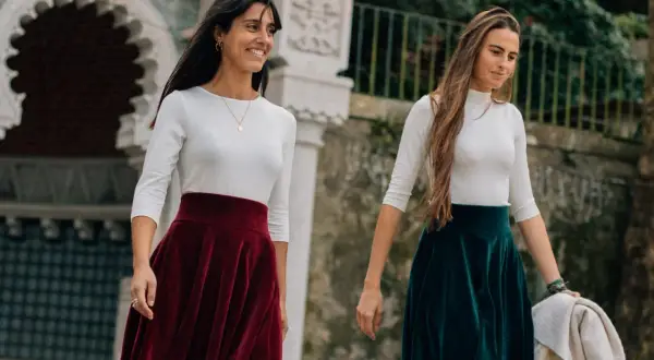 Spódnica welurowa na co dzień: jak nosić modnie i wygodnie?