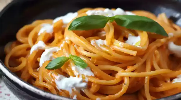 Krämig burrata pasta med tomatsås och färsk basilika. Enkel och god vardagsrätt.