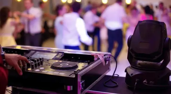 Ile kosztuje DJ na wesele? Ceny 2026 i czynniki wpływające