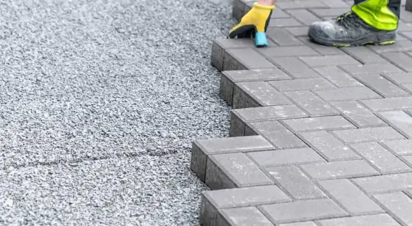 Ile łopat piasku na worek cementu pod kostkę? Oto sprawdzone proporcje