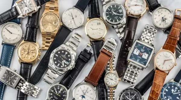 Un assortimento di orologi di lusso, un vero e proprio mercato di orologi per intenditori, con cinturini in pelle e metallo.