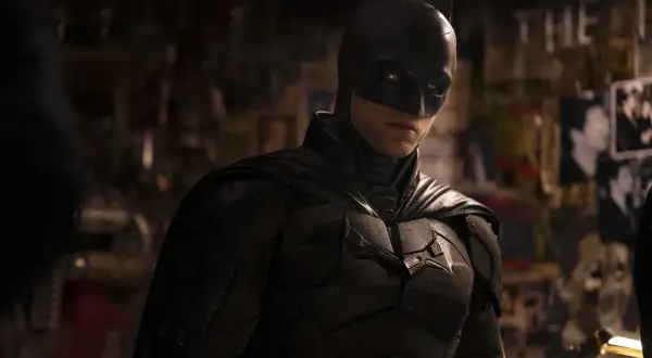 Robert Pattinson jako Batman, jeden z wielu utalentowanych aktorów wcielających się w Mrocznego Rycerza.
