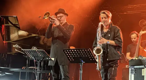 Trębacz i saksofonista na scenie, tworząc niepowtarzalny klimat jazzu w Polsce.