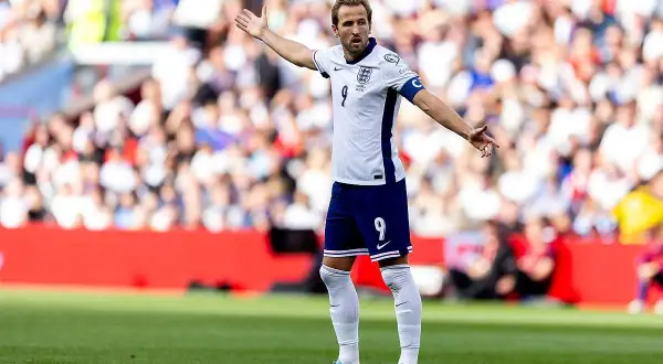 Harry Kane w koszulce z numerem 9, symbolizuje dumę z gry dla Anglii, która mierzy się z Polską.