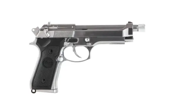 Pistola airsoft plateada con silenciador, lista para la acción.
