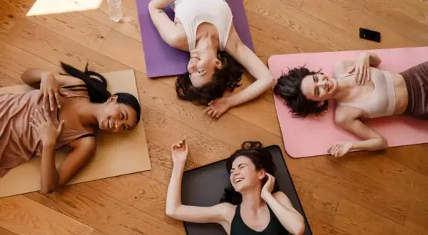 Hot joga co to? Poznaj korzyści i ryzyka związane z praktyką