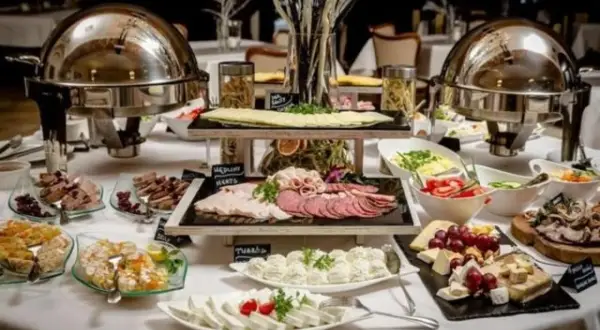 Gdzie zjeść w Zamku Książ? Od eleganckiej kolacji po szybką przekąskę