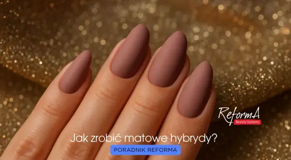 Dłoń z pięknymi, matowymi paznokciami w odcieniu nude. Tekst "Jak zrobić matowe hybrydy?" zachęca do nauki.