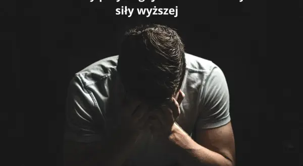 Mężczyzna w rozpaczy, trzymający się za głowę. Tekst nad nim pyta, komu i kiedy przysługuje zwolnienie z tytułu **siły wyższej**.