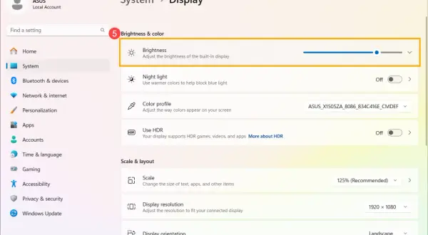 Ustawienia systemu Windows 11: jak zmienić jasność ekranu. Suwak pozwala dostosować jasność wbudowanego wyświetlacza.