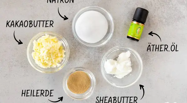 Zutaten für selbstgemachtes Deo: Kakaobutter, Natron, Heilerde, Sheabutter, Zucker und ätherisches Öl.