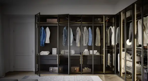 Ein moderner, beleuchteter Kleiderschrank mit Hängegarderoben, Schubladen und Regalen. Perfekt, um zu lernen, wie organisiere ich meinen kleiderschrank.