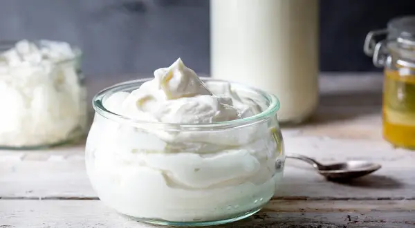 Cremiger Skyr oder Joghurt in einem Glas, bereit zum Genuss.