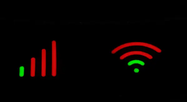 Słaby sygnał Wi-Fi? Wzmocnij go! Ikony pokazują siłę sygnału: od słabego (zielony) do mocnego (czerwony).