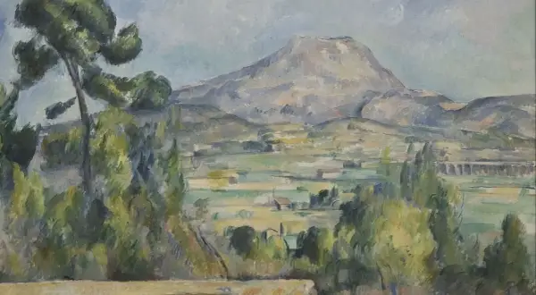 Krajobraz z widokiem na górę Świętej Wiktorii, dzieło Paula Cézanne'a. W oddali majaczy masyw górski, a na pierwszym planie bujna zieleń drzew.