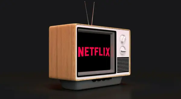 Stary telewizor z logo Netflix na ekranie. Czas pomyśleć, jak zrezygnować z Netflixa.