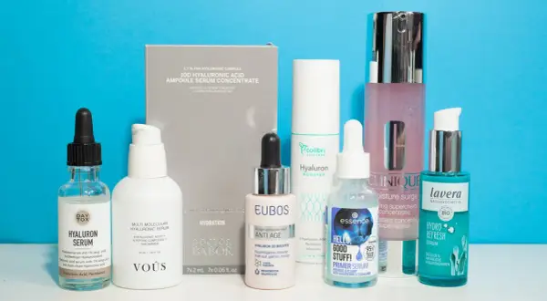 Eine Auswahl von Hautpflegeprodukten mit Hyaluronsäure, darunter Seren und Booster, für intensive Feuchtigkeit und Anti-Aging.