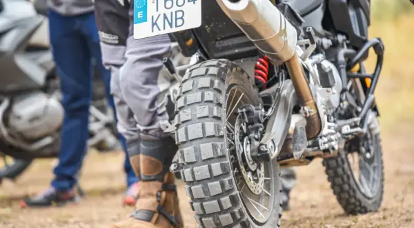 Motocicleta lista para la aventura offroad que es. Ruedas todoterreno, equipo de protección y matrícula española.