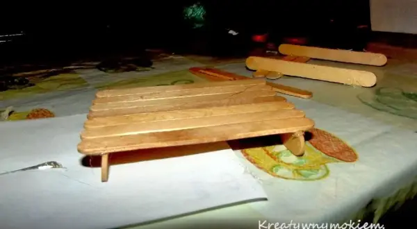 Krzesło z patyczków po lodach: Zbuduj je sam krok po kroku!