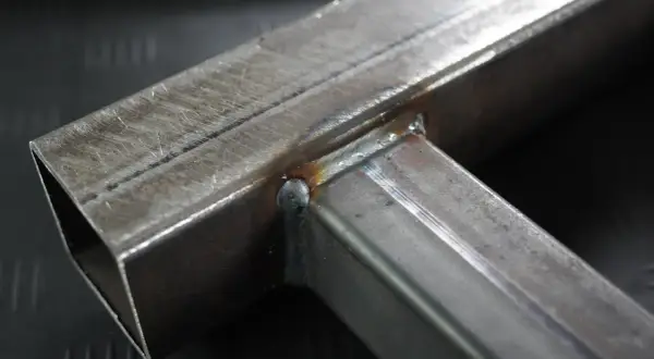 Spawanie aluminium migomatem – precyzyjne połączenie profili metalowych, widoczne ślady pracy spawacza.