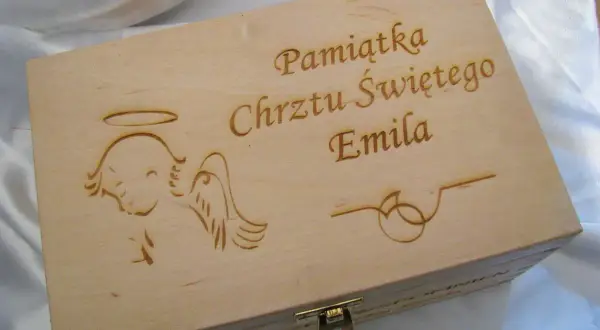 Drewniane pudełko z grawerem na Chrzest Świętego Emila. Uroczy aniołek i napis tworzą pamiątkę na lata.