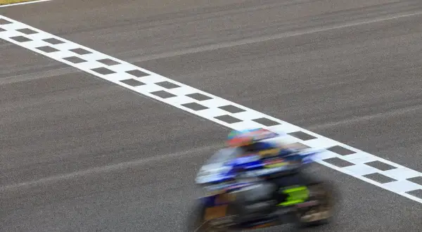 Una moto de MotoGP cruza la meta. ¿Cuánto pesa una moto de moto gp? Alrededor de 157 kg.
