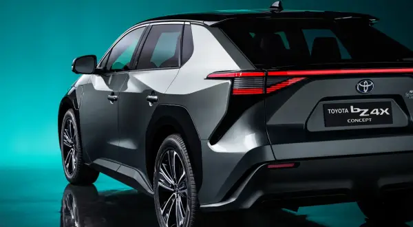 Nowoczesny tył elektrycznego SUV-a Toyota bZ4X Concept z charakterystycznymi światłami LED i czarnym dachem.