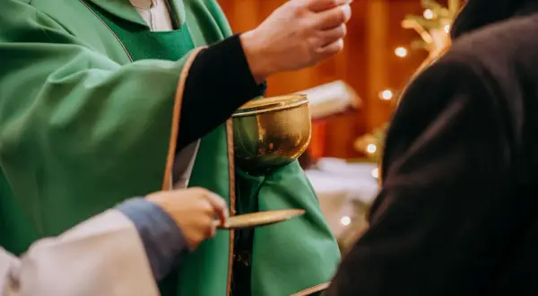 Jak długo można przyjmować komunię bez spowiedzi i uniknąć grzechu?