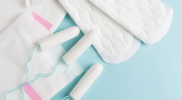 Hygienprodukter som bindor och tamponger, viktiga för mens och efter graviditet.