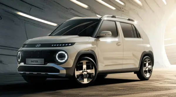 Hyundai Casper, un SUV compatto con fari circolari distintivi e un design moderno, pronto per l'avventura urbana.