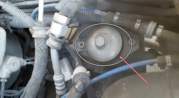 Componente circular con perno central, parte del taco motor donde va el sistema de aire acondicionado.