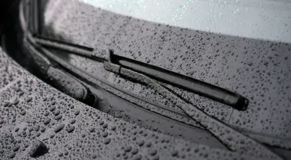 Essuie-glace sous la pluie, un détail essentiel pour le contrôle technique.