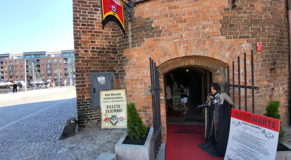 Wejdź do Baszty Tajemnic, gdzie czekają woskowe figury i mroczne historie. Muzeum zaprasza na niezapomniane przeżycia!