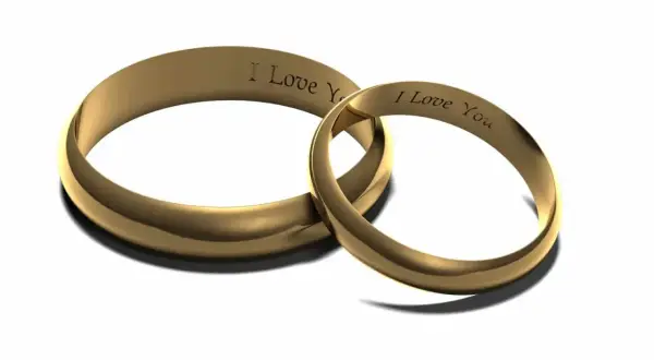 Złote obrączki z wygrawerowanym napisem "I Love You". Delikatny grawer na obraczkach symbolizuje wieczną miłość.