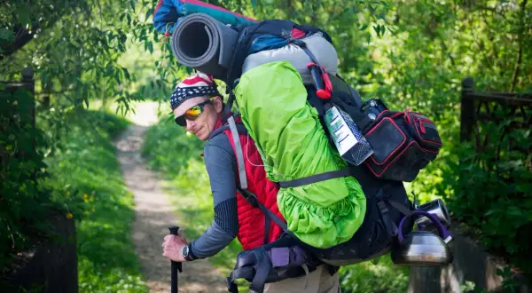 Randonneur avec un sac à dos imposant, le poids d'un sac à dos pour une femme est souvent moindre.