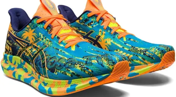 Scarpe da corsa Asics Noosa Tri 14 uomo con stampa tropicale blu, arancione e verde. Perfette per chi ama distinguersi.