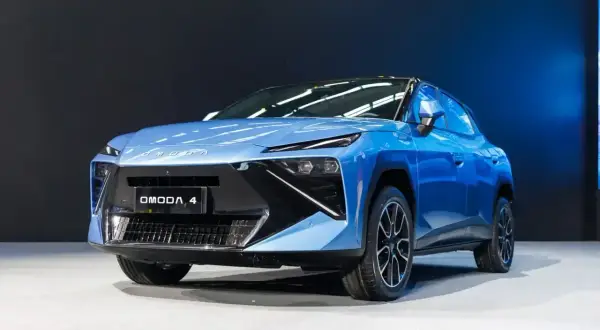 Niebieski OMODA 4, jeden z nowoczesnych chińskich samochodów, prezentuje futurystyczny design z ostrymi liniami i charakterystycznym grillem.