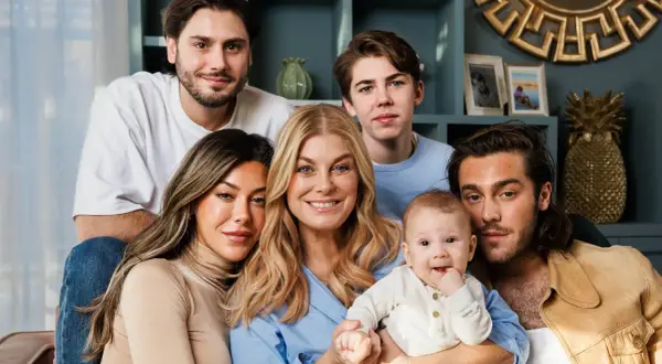 Pernilla Wahlgren med sina barn och barnbarn. En stor familj som samlats för en mysig stund.